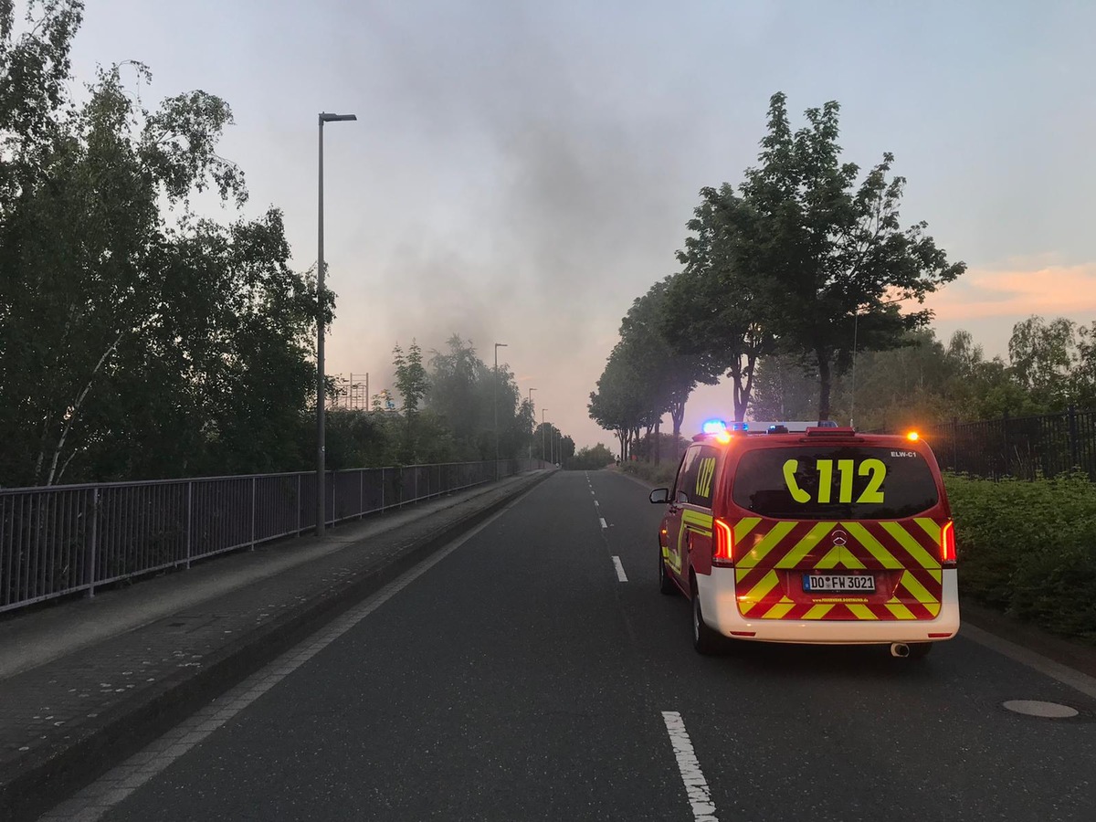 FW-DO: Feuer in Dortmund-Huckarde Starke Rauchentwicklung aus einer Halle