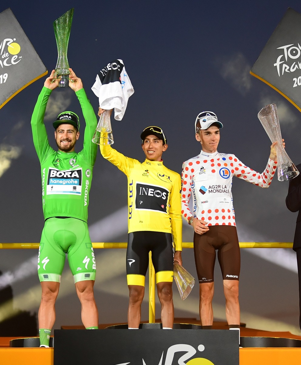 Tour de France Sieger Egan Bernal feiert mit KristallglasTrophäe von