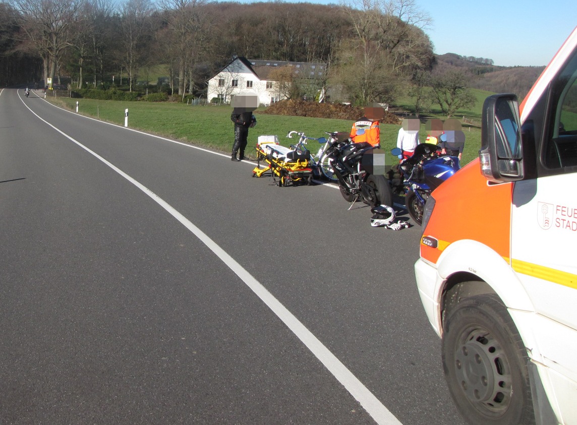 POL-ME: Alleinunfall: Motorradfahrer schwer verletzt - Velbert - 1902160