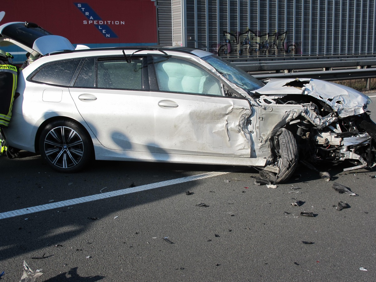 POL-ROW: ++ Unfall und Stau auf der Hansalinie - Drei Menschen verletzt ++