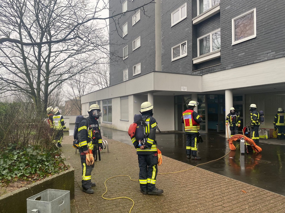 FW-Erkrath: Grill sorgt für starke Rauchentwicklung und ruft Feuerwehr auf den Plan