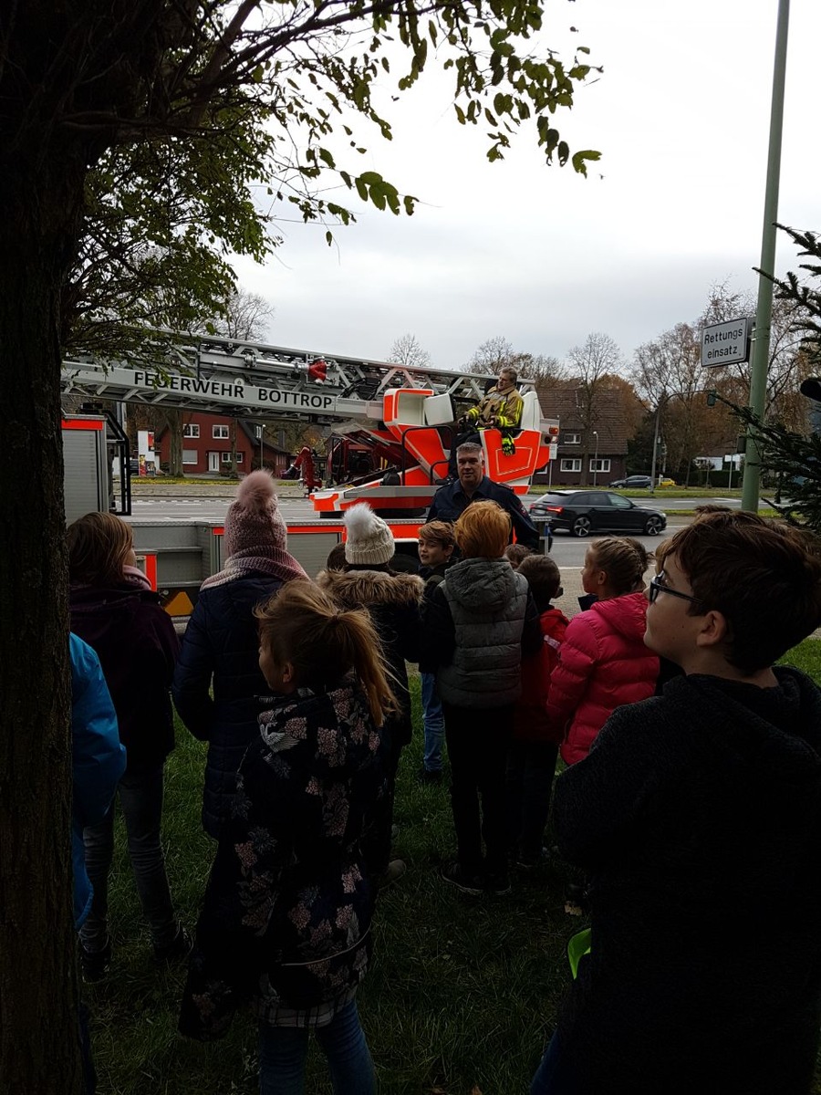 FW-BOT: Schülerinnen und Schüler schmücken Weihnachtsbaum der Feuerwehr