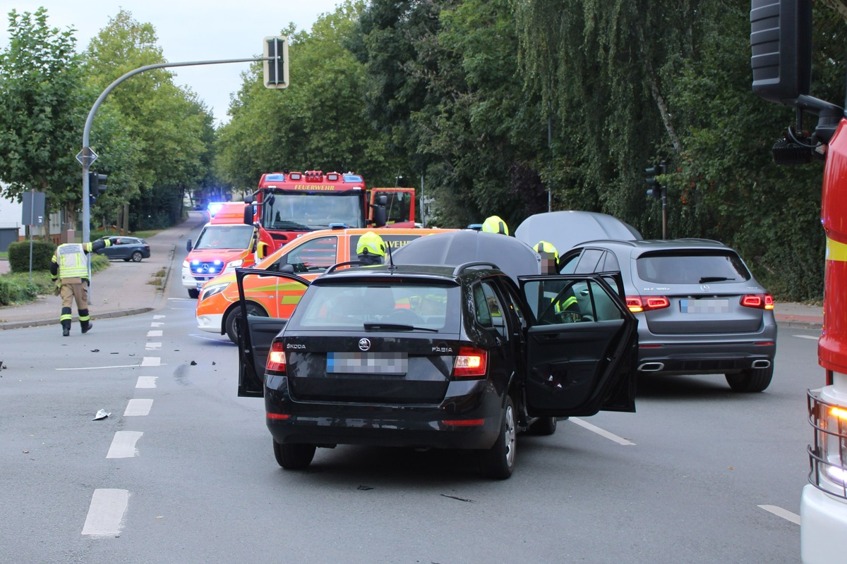 POL-MI: Sechs Personen bei Kreuzungsunfall leicht verletzt