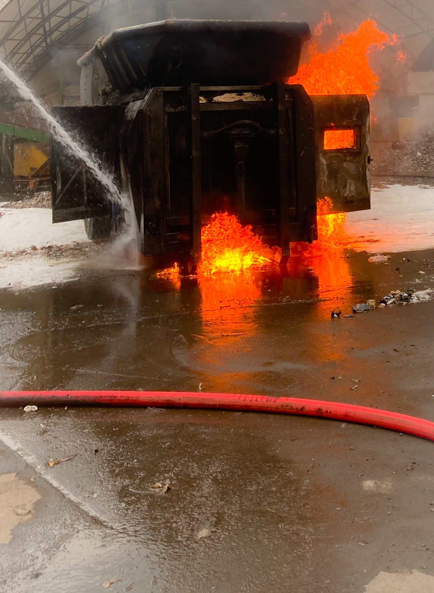 FW Dresden: Brand einer Müllverarbeitungsmaschine