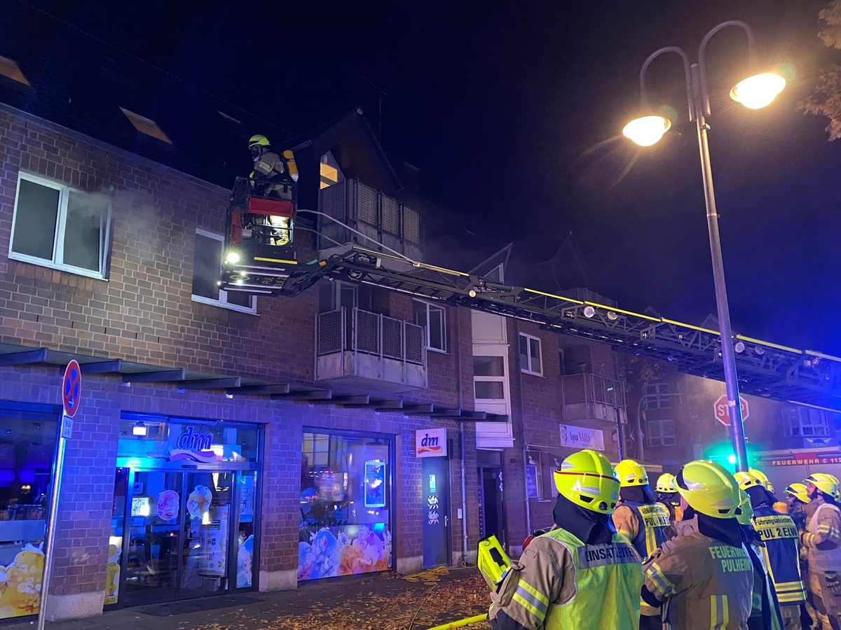 FW Pulheim: Küchenbrand in einem Mehrfamilienhaus