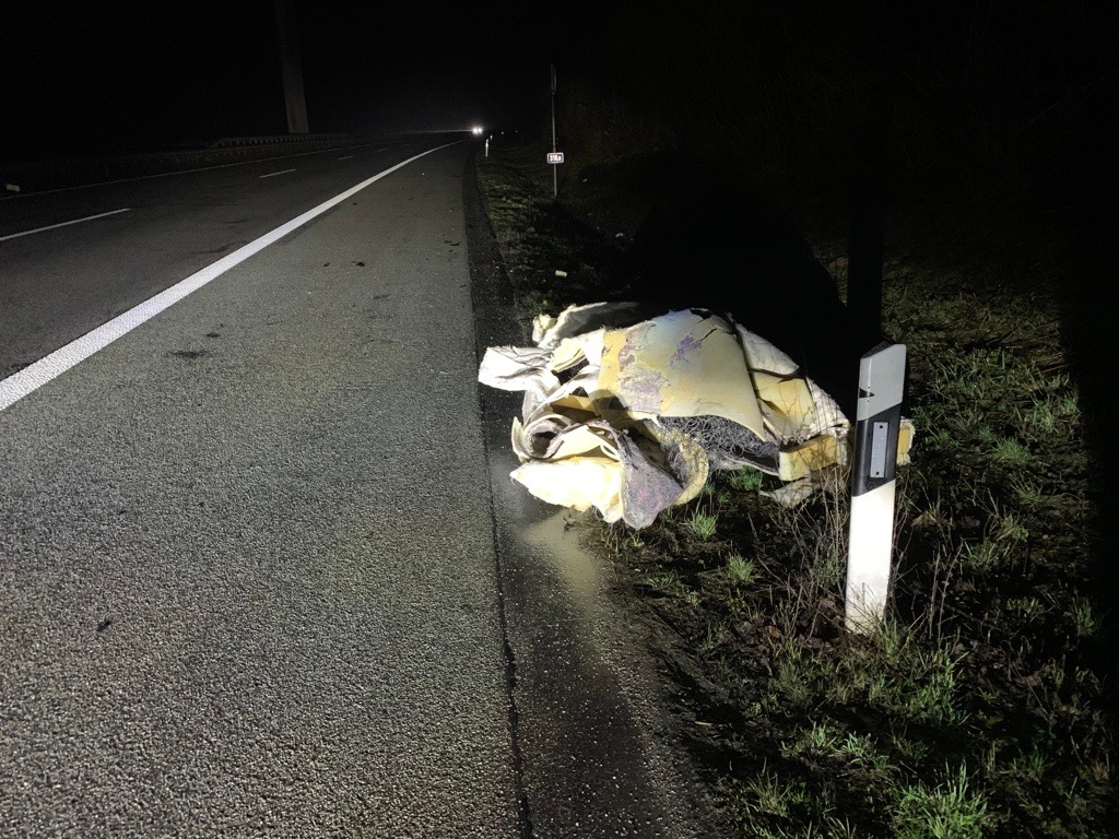 POL-VDMZ: Zeugenaufruf nach Verkehrsunfall mit Matratze auf der A61 bei Gau-Bickelheim