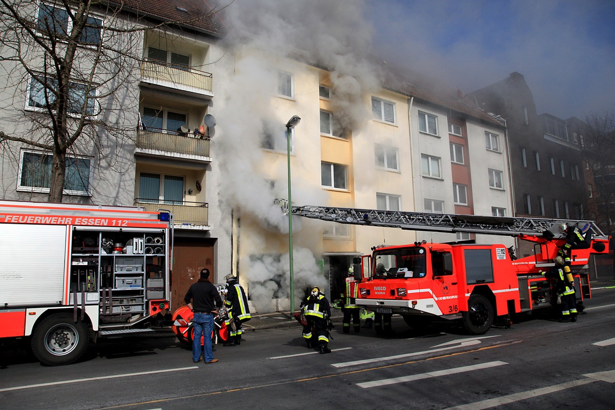 FW-E: Kellerbrand in Essen-Altenessen, Mutter und Tochter mit Verdacht auf Rauchvergiftung in Krankenhaus