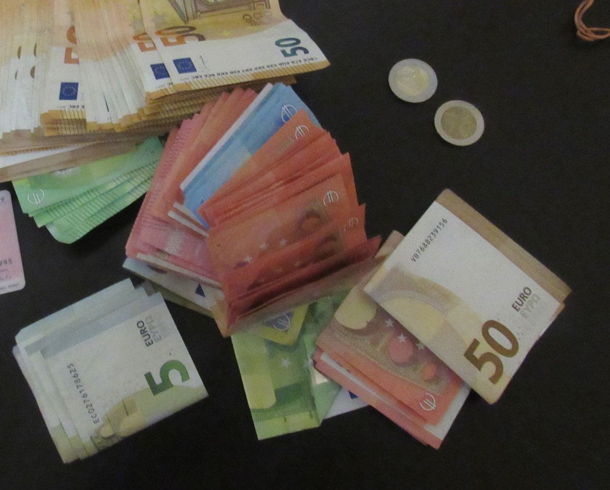 POL-ME: Polizei deckt mutmaßlich illegales Glücksspiel auf - mehrere zehntausend Euro Bargeld sichergestellt - Hilden - 2210123