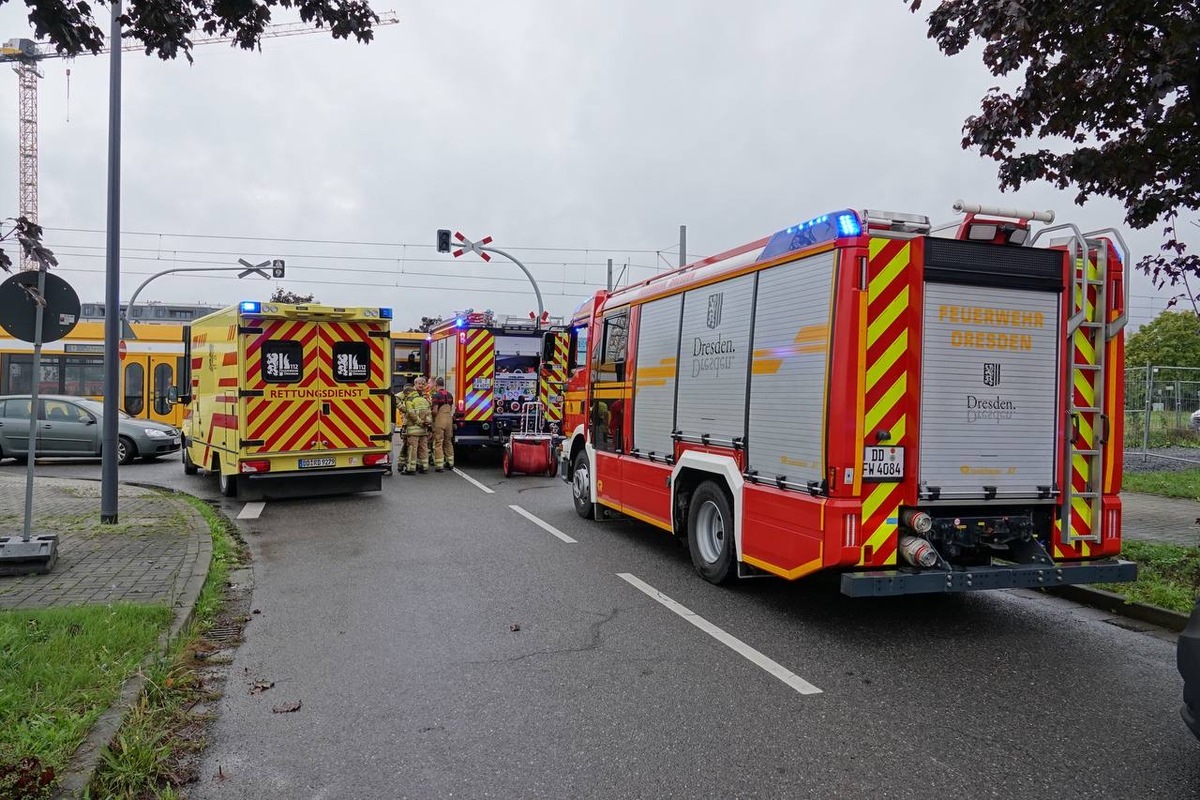 FW Dresden: Schwerer Verkehrsunfall zwischen Pkw und Straßenbahn