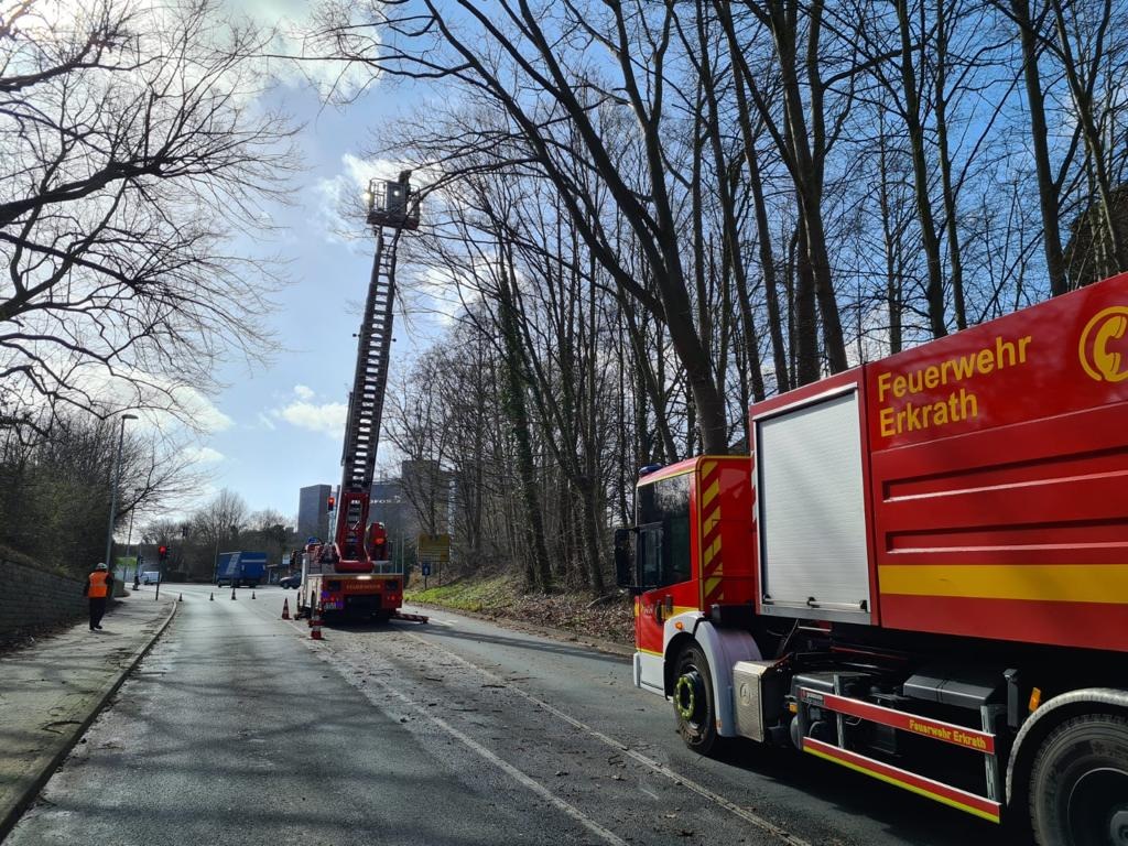 FW-Erkrath: Einsatzreicher Tag für die Feuerwehr Erkrath