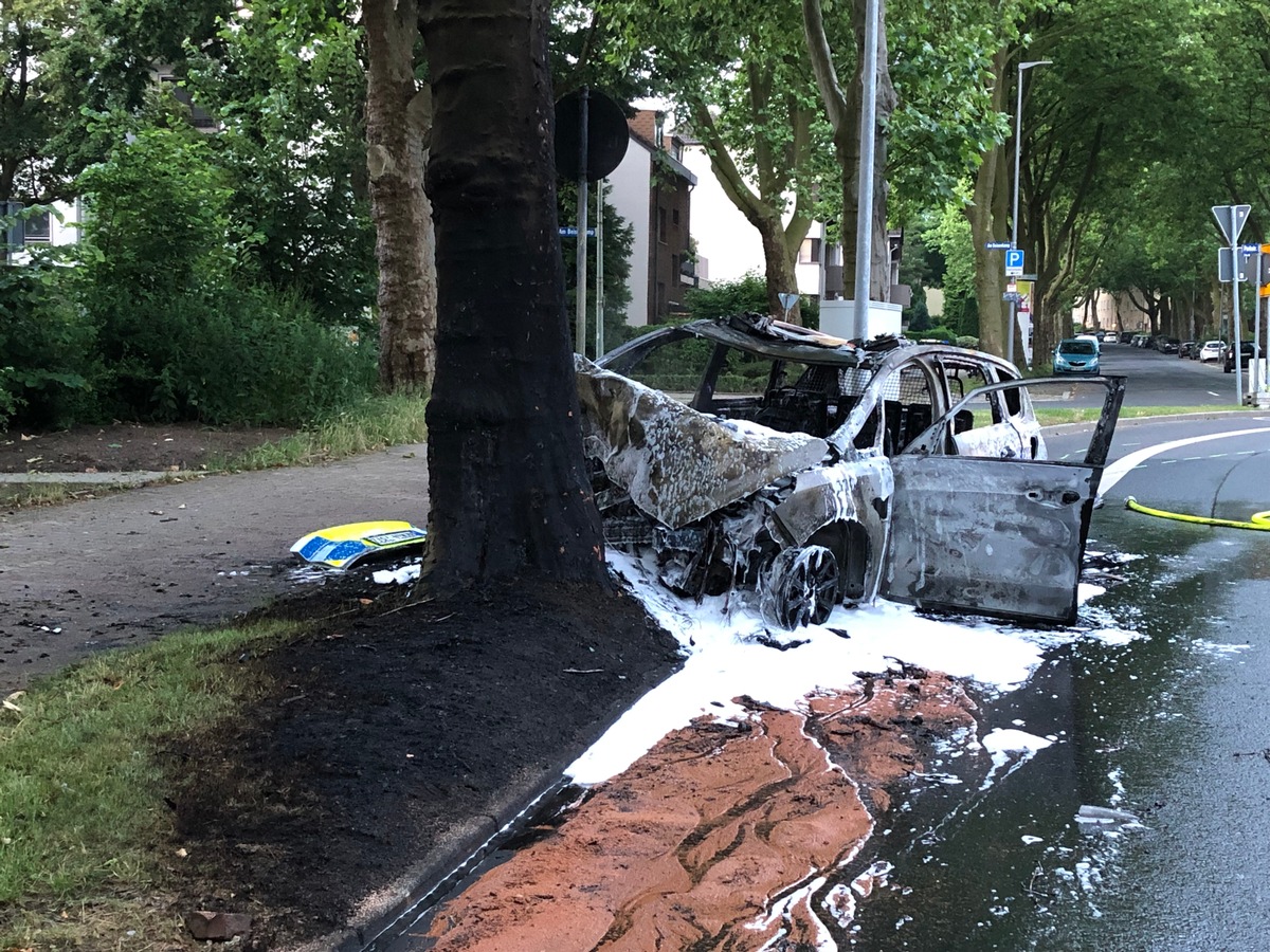 POL-BO: Wattenscheid / Bei Einsatzfahrt verunglückt - Passanten befreien schwer verletzte Polizisten aus Streifenwagen