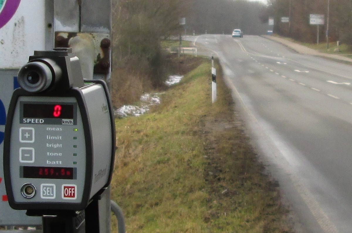 POL-FL: Schleswig - &quot;Mit 103 durch Schleswig&quot; : Raser gestoppt, effektive Laserpistole im Einsatz