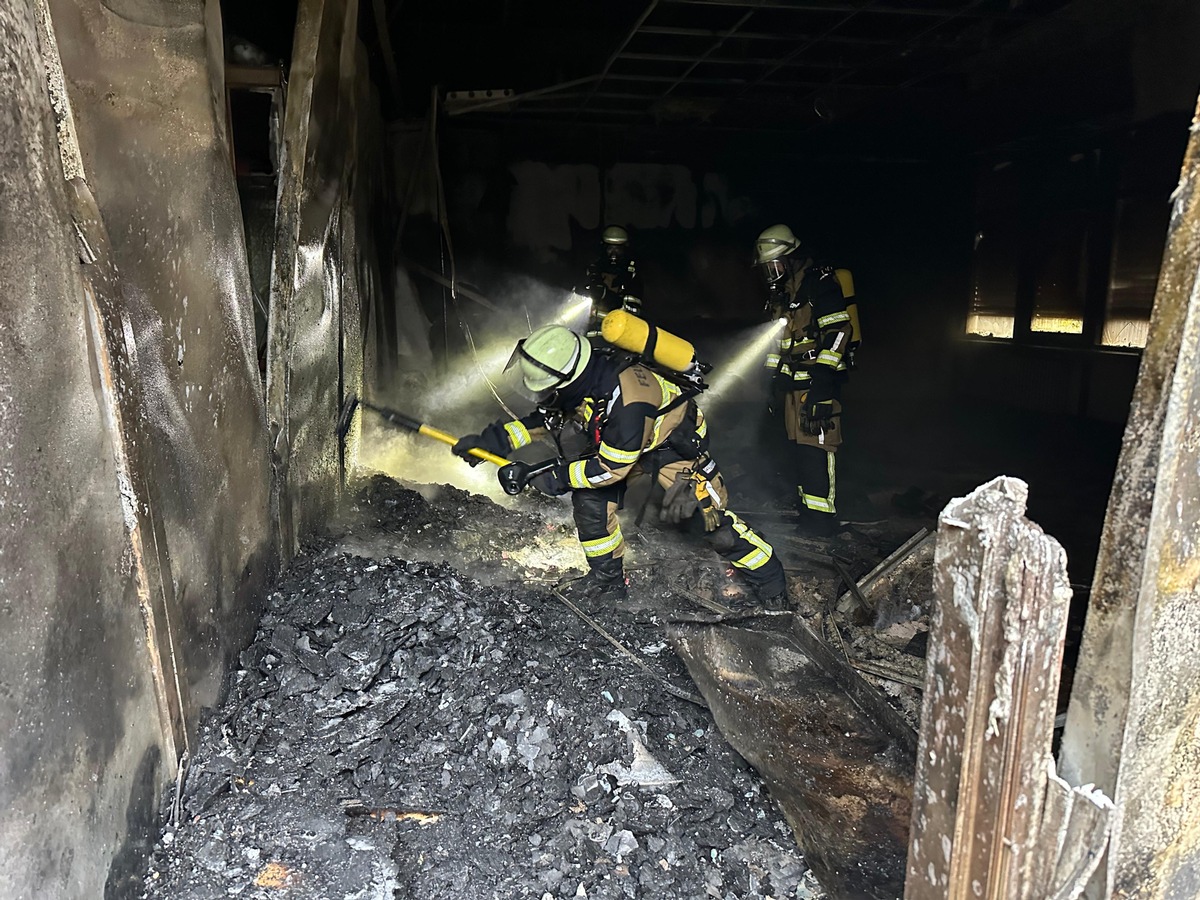 FW-E: Brand einer leerstehenden Schule - aufwendiger Feuerwehreinsatz