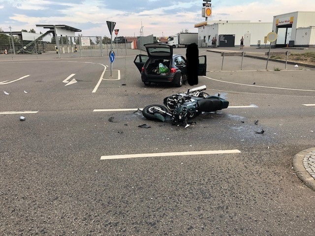 POL-PDNW: Verkehrsunfall mit verletztem Motorradfahrer