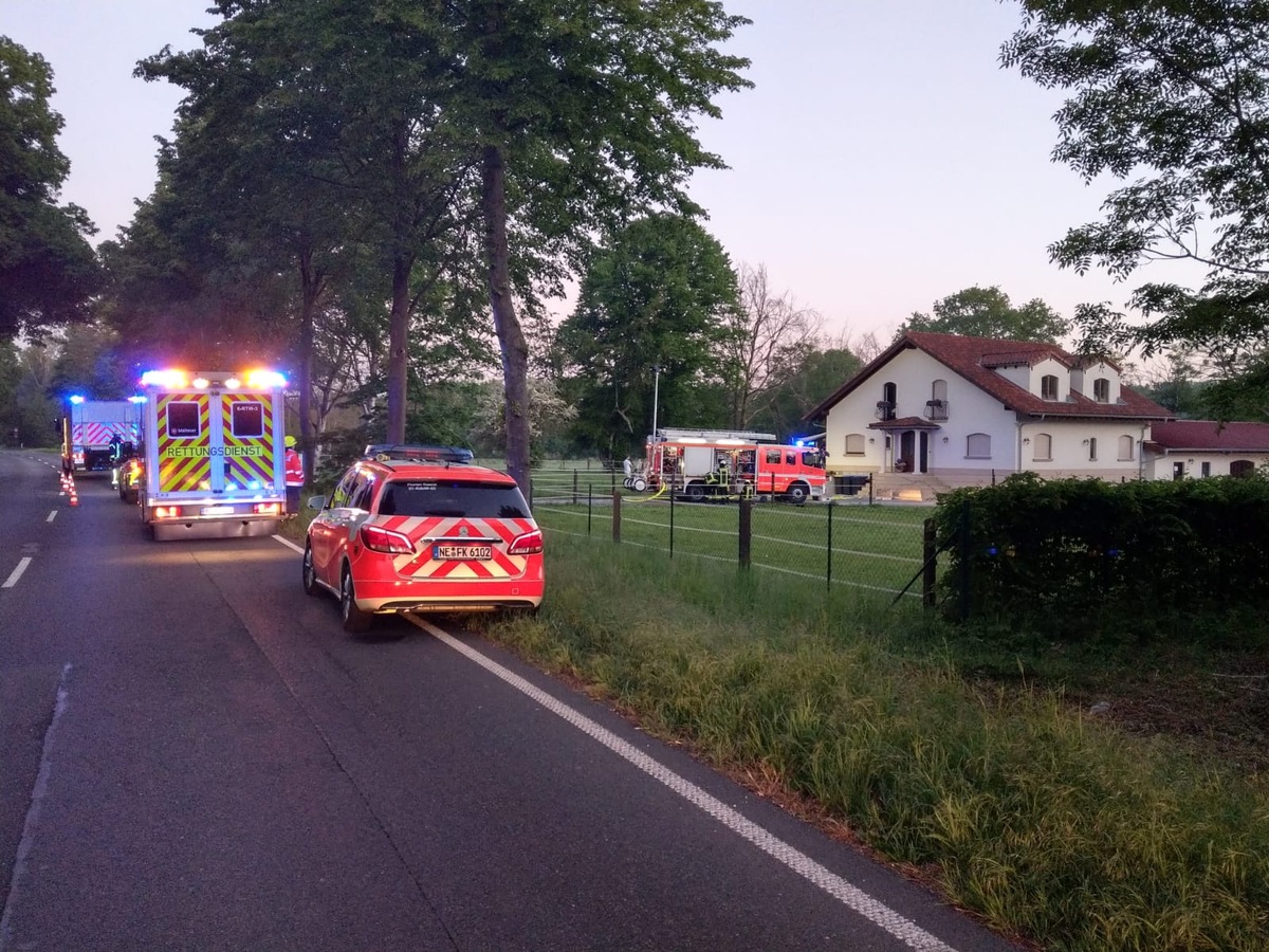 FW-NE: Brand an einer Hausfassade