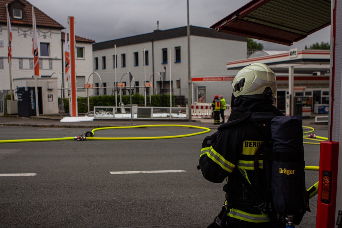 FW-MK: Turbulenter Wochenstart für die Feuerwehr Iserlohn