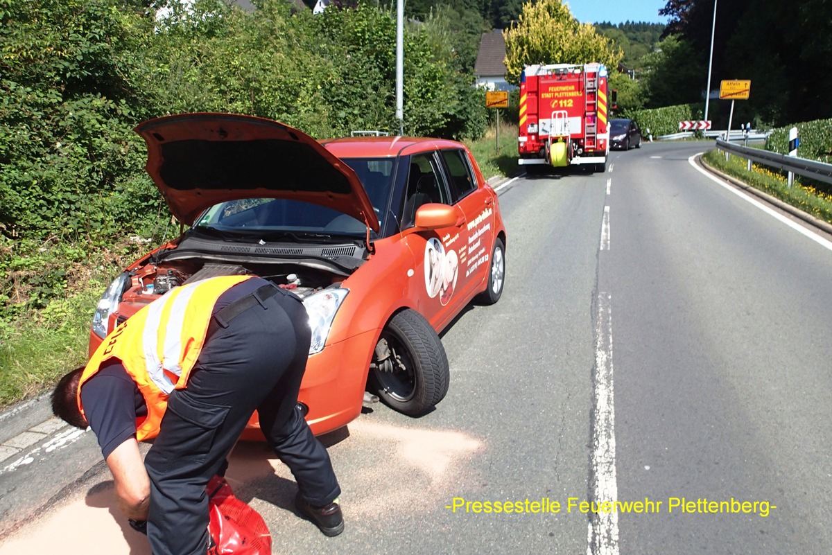 FW-PL: Traggelenk an PKW während voller Fahrt in Affelner Straße in Plettenberg Eiringhausen gebrochen. Feuerwehr streute Getriebeöl ab. Keine Verletzten.