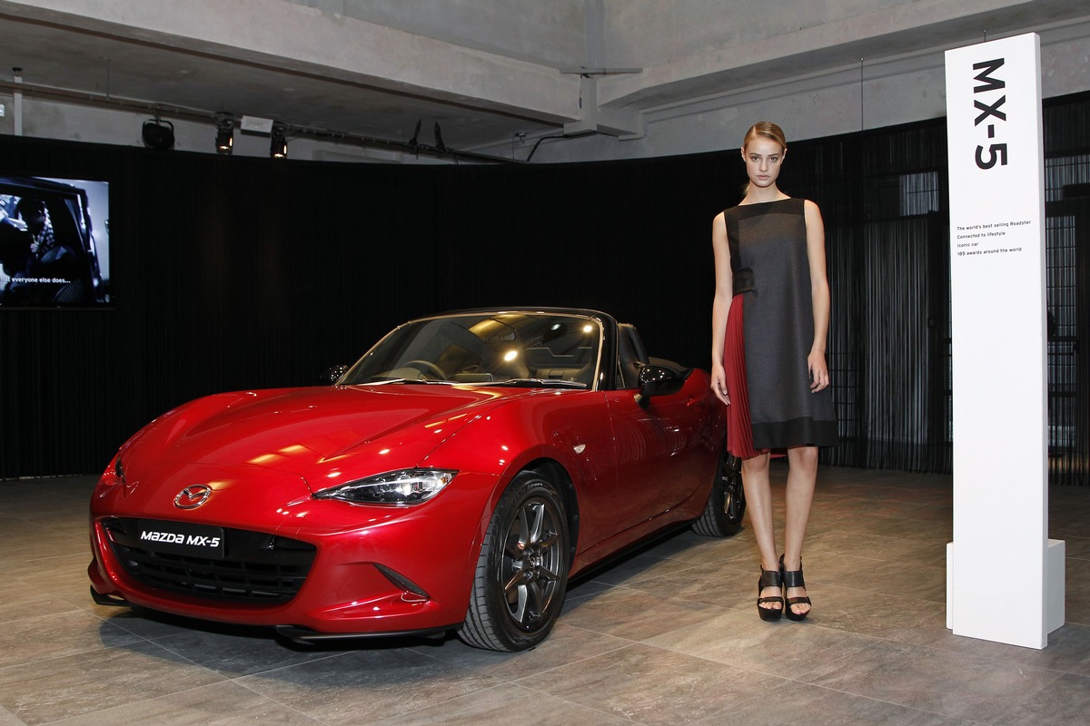 Laufsteg IAA: Mazda präsentiert Kleid im KODO Design