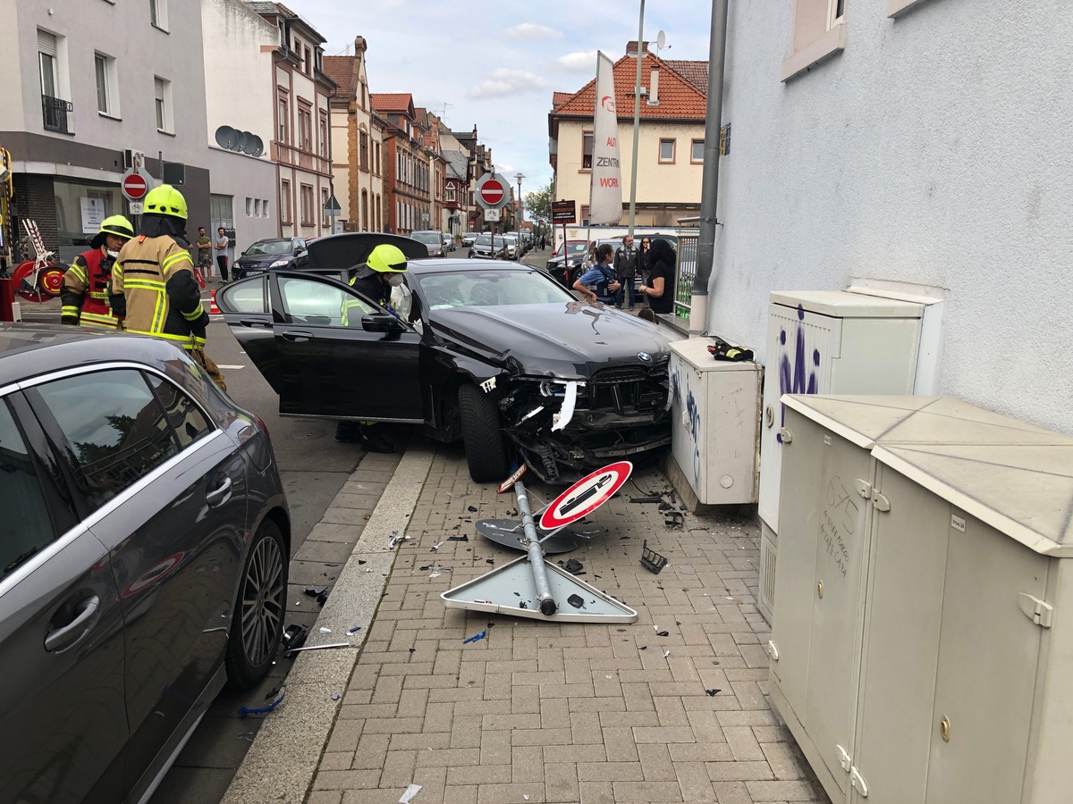 POL-PDWO: Worms - Vorfahrtsverstoß - Insassen verletzt