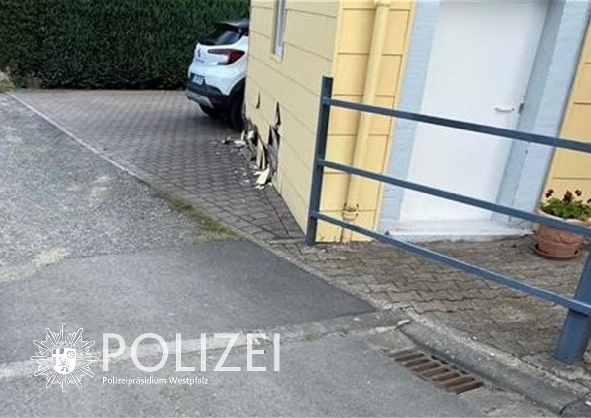 POL-PPWP: Fahrer fährt gegen Hauswand und haut ab