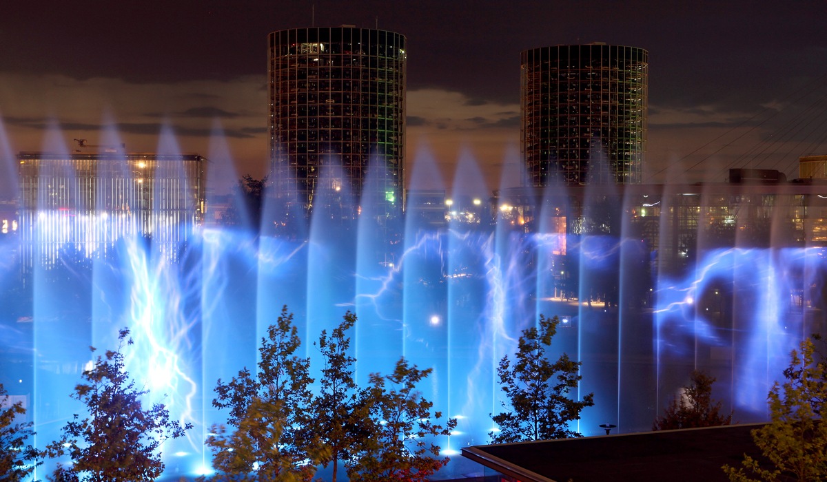 Northern Lights: Start der Wassershows in der Autostadt / Bei der weltweit einmaligen Inszenierung aus Wasser, Feuer und Licht dreht sich vom 2. bis zum 31. Juli alles um die &quot;Traumrouten des Nordens&quot;