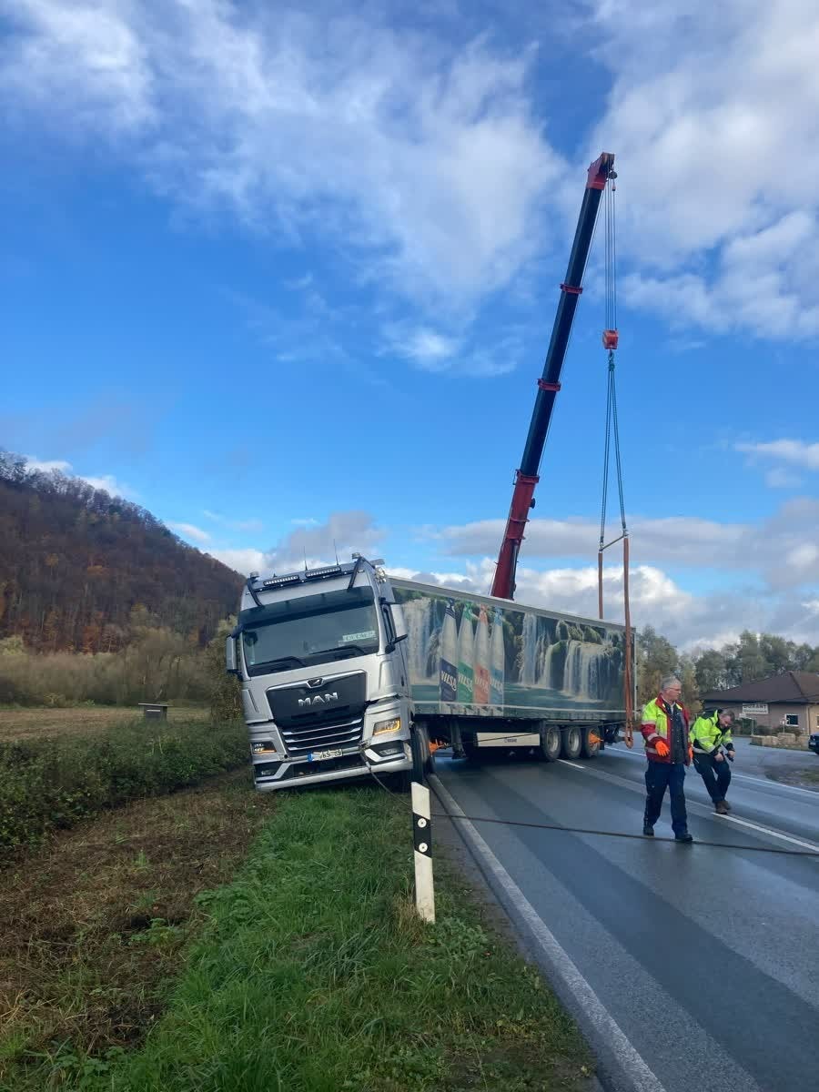 POL-HX: Lkw-Bergung sorgt für Vollsperrung der B64