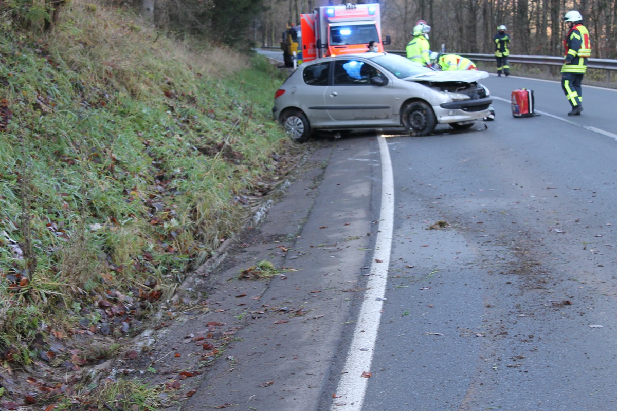 POL-OE: Autofahrer verliert bei Glätte Kontrolle und wird schwer verletzt