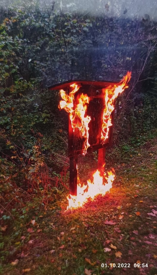 POL-KN: (Unterkirnach / Schwarzwald-Baar-Kreis) Natur-Hinweistafel durch Brandlegung zerstört (01.10.2022)