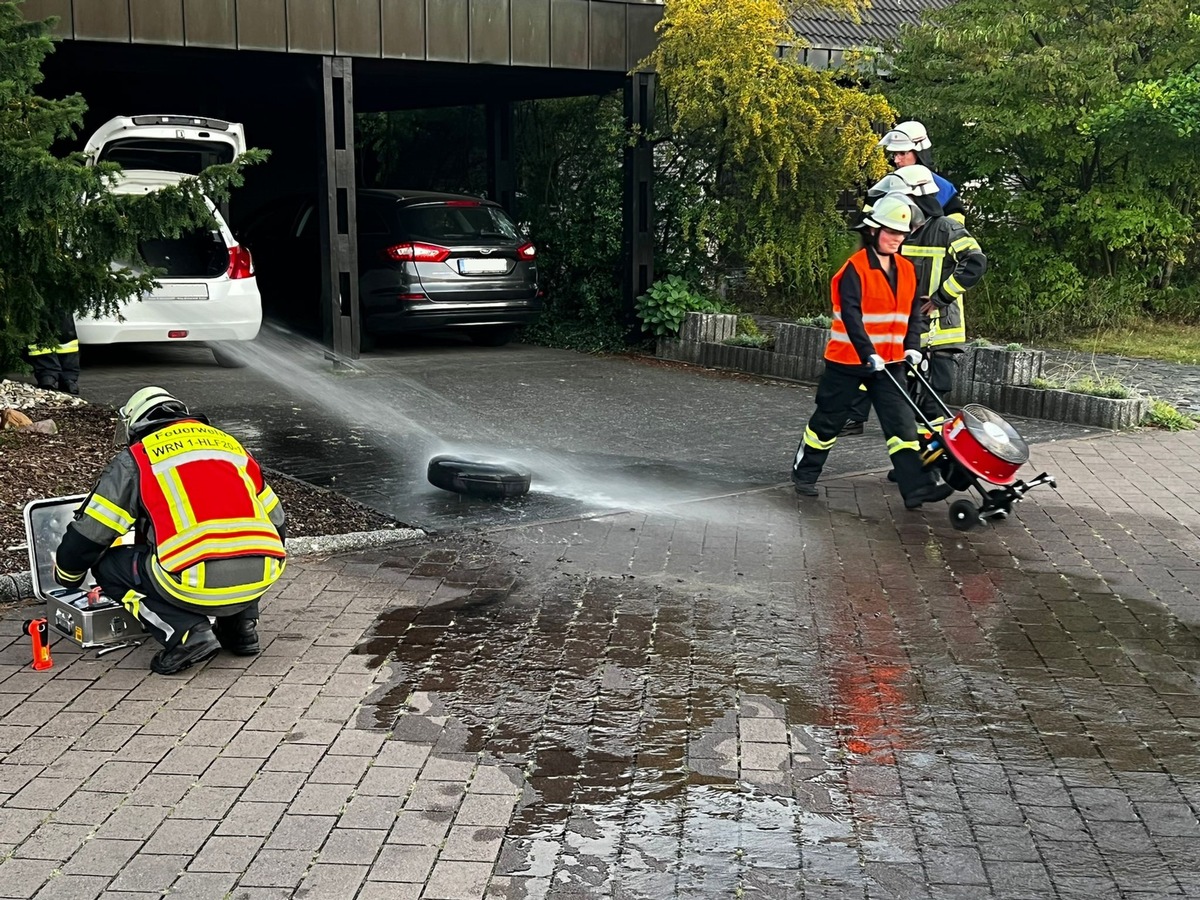 FW-WRN: TH_GAS - LZ1 - Gastank im Auto ist leck, Einfahrt riecht nach Gas