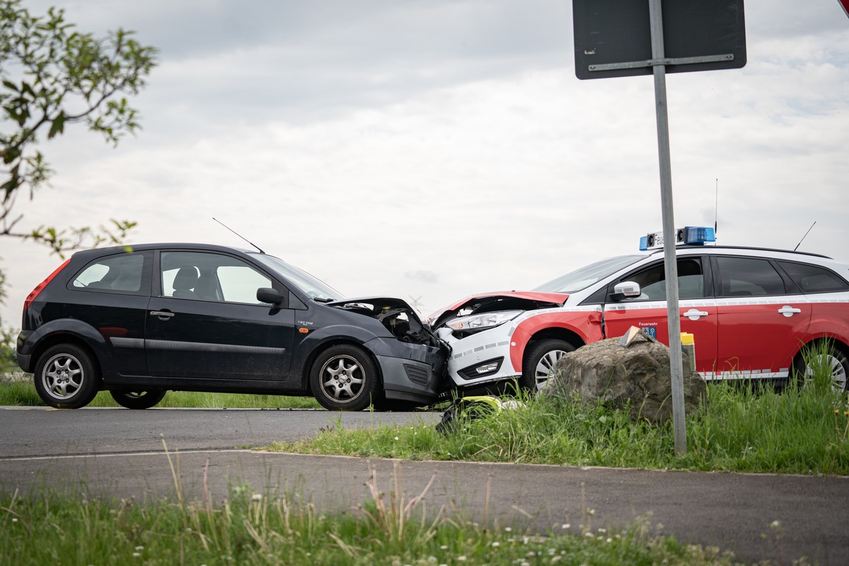 FW Pulheim: Vier Verletzte bei Verkehrsunfall in Pulheim - Feuerwehrfahrzeug beteiligt