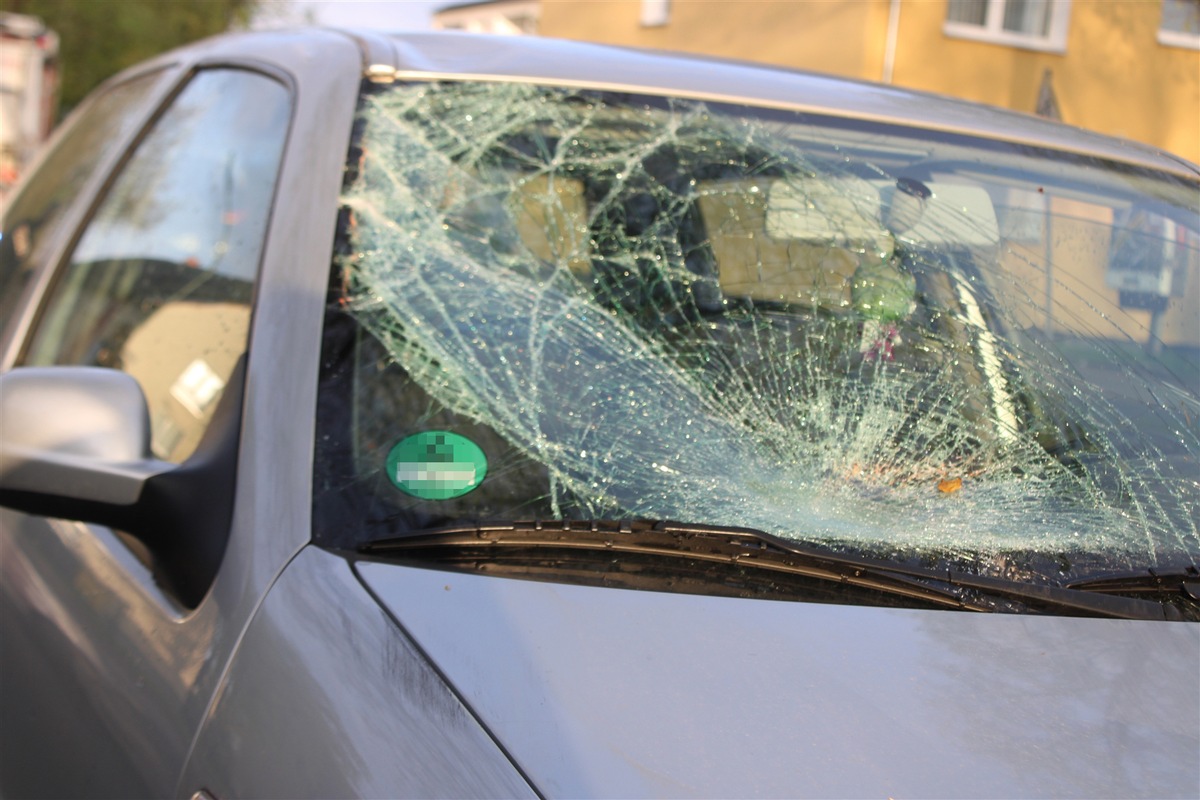 POL-GE: Mitarbeiter der Müllentsorgung bei Verkehrsunfall schwer verletzt