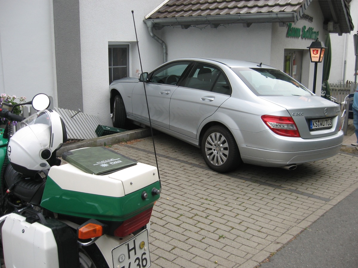 POL-HOL: Lauenförde - Bundesstraße: PKW beinahe in Gaststätte gelandet - Fahrer hatte Brems- mit Gaspedal verwechselt -