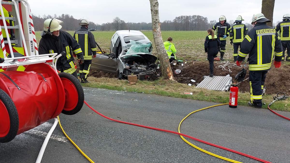 FW-ROW: Frau unter Pkw eingeklemmt