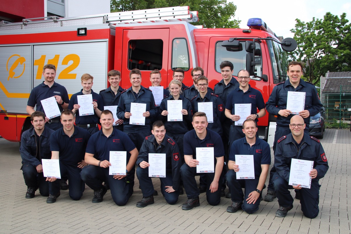 FW Dinslaken: Abschlussprüfung für 19 Einsatzkräfte der Freiwilligen Feuerwehr