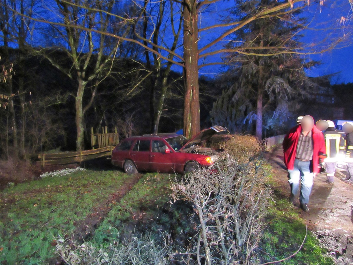 POL-MK: PKW durchfährt Hecke und prallt gegen Baum