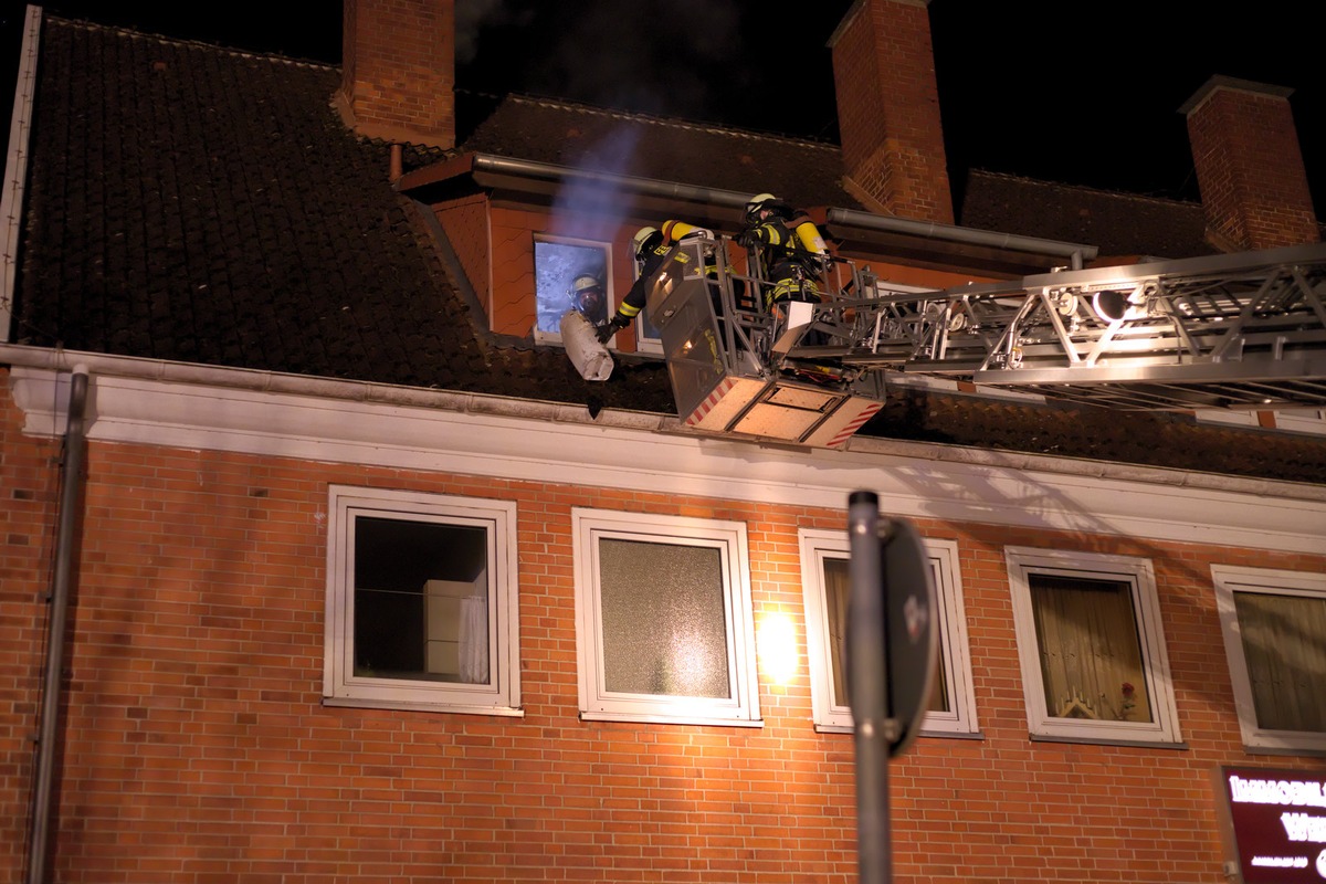 FW Lüchow-Dannenberg: ++ Zimmerbrand in Lüchow ++ Feuerwehr bringt Bewohner ins Freie ++ Katzen gerettet ++ keine Verletzten ++