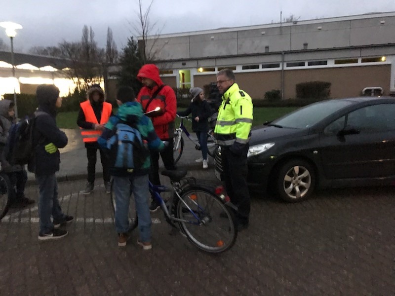 POL-WHV: Die Polizei Varel führt Beleuchtungskontrollen an der Schule durch - Sehen und gesehen werden besonders wichtig! #dunkelabersicher