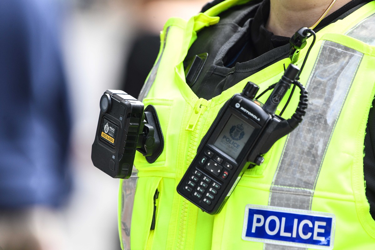 Police Scotland stattet Polizeibeamte mit VB400 Bodycams von Motorola Solutions aus / Landesweite Einführung zur Verbesserung von Transparenz und Sicherheit