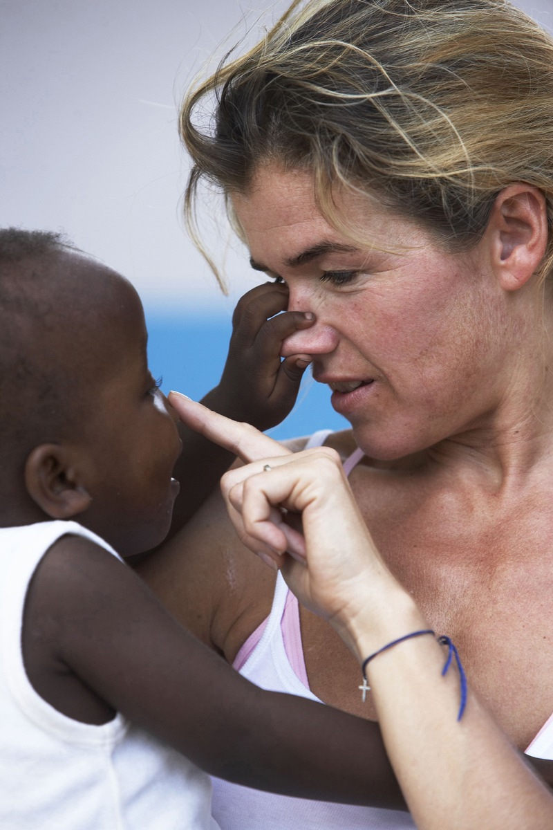 Fototermin mit Anke Engelke / Anke Engelke schnürt Hilfspakete