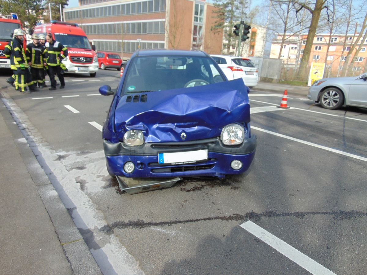 POL-PPWP: Durch Insekt abgelenkt und Unfall verursacht