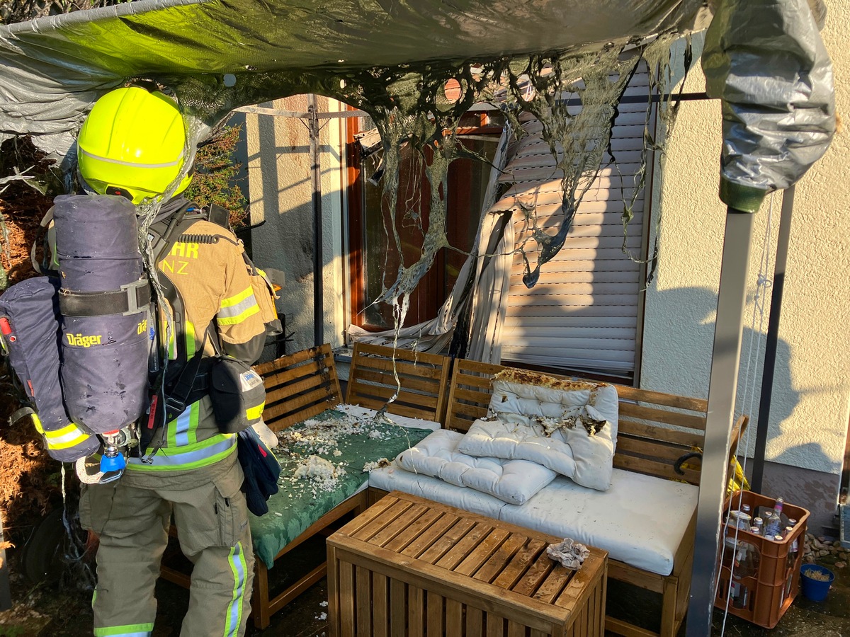 FW Konstanz: Brand an einem Gebäude