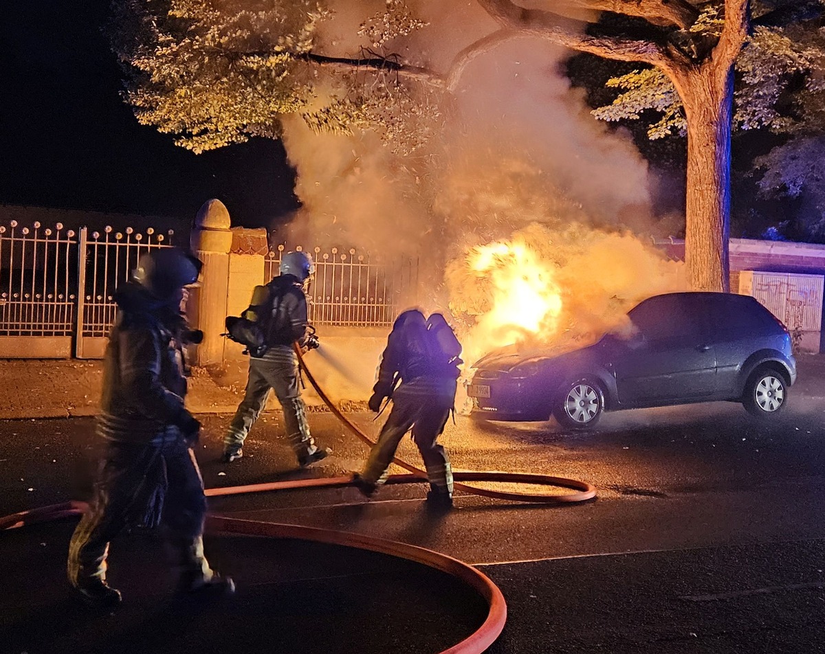 FW Dresden: Fahrzeugbrand