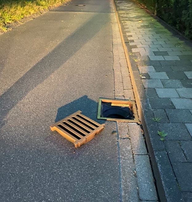 POL-WHV: Unbekannte Täter legen Gullideckel auf die Fahrbahn - Polizei sucht Zeugen (mit Bild)