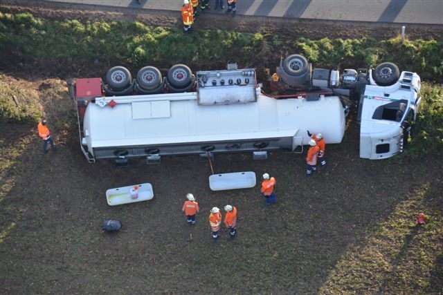 POL-NI: Gefahrgut-LKW von Straße abgekommen und umgekippt -Bild im Download-