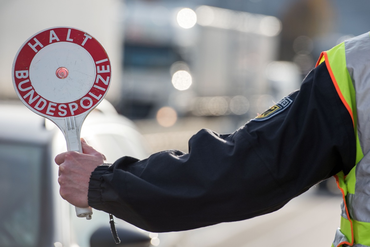 Bundespolizeidirektion München: Gesuchter mutmaßlicher Schleuser bei Grenzkontrollen &quot;aufgeflogen&quot; / Bundespolizei verhaftet dringend Tatverdächtigen bei offenkundigem Schleusungsversuch