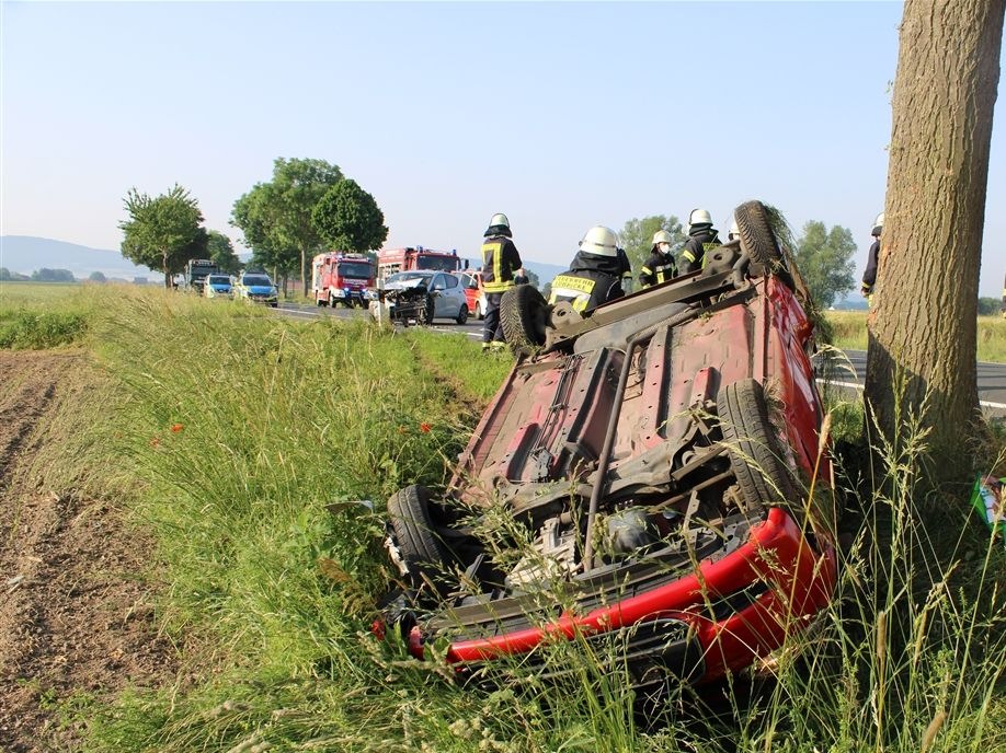 POL-MI: Drei Verletzte und zwei total beschädigte Autos nach Unfall