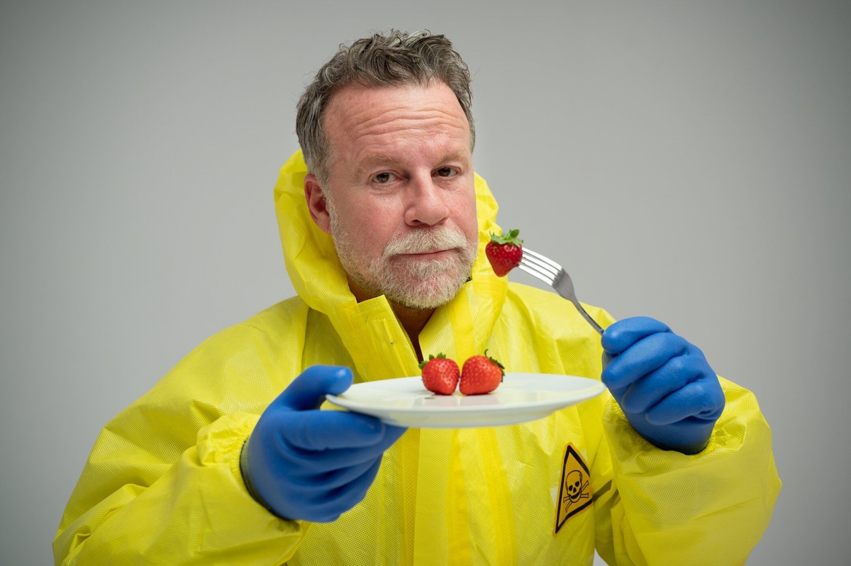 &quot;Vergiftete Äpfel gibt es nicht nur im Märchen.&quot; Jenke von Wilmsdorff wagt den Selbsttest in &quot;JENKE. Das Food-Experiment. Was essen wir wirklich?&quot; am Montag auf ProSieben