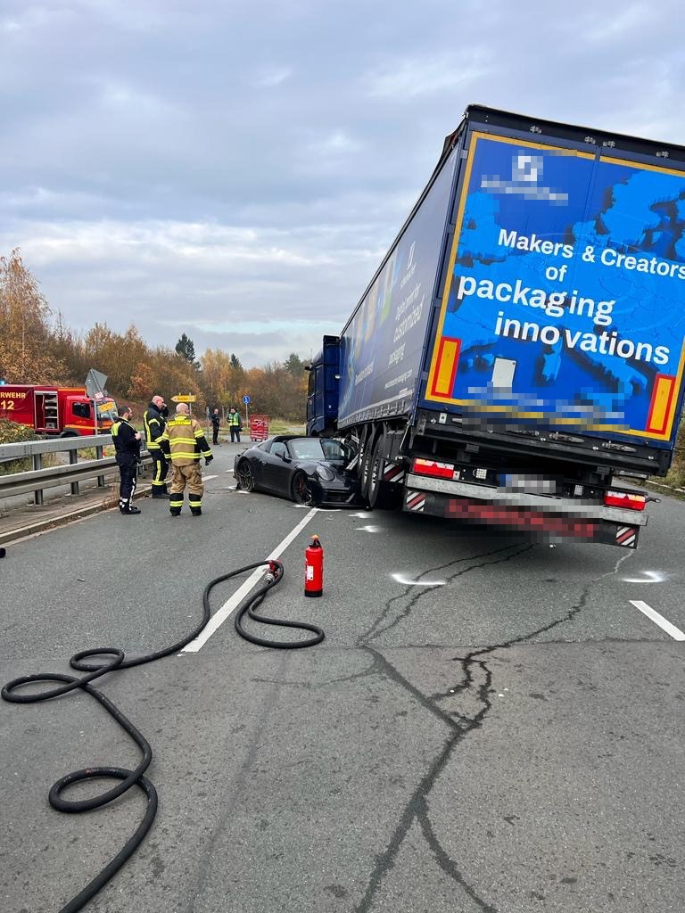 POL-ME: Zwei Personen bei Verkehrsunfall schwer verletzt - Haan - 2311058