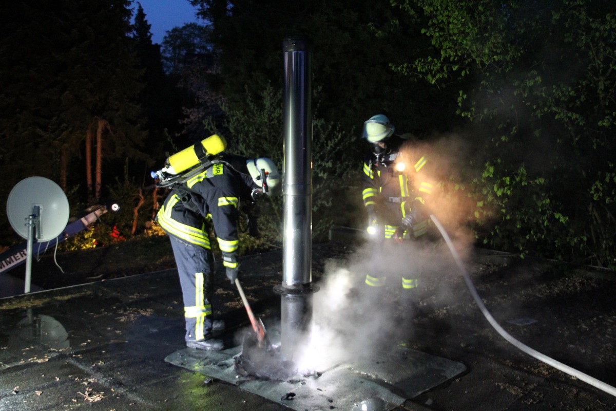 FW Menden: Brand im Dachbereich einer Werkstatt