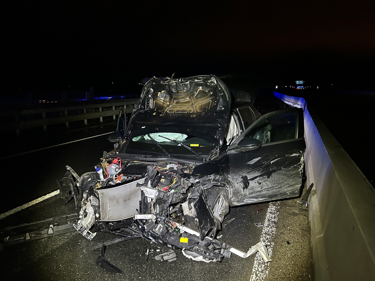 POL-VDMZ: Verkehrsunfall mit drei verletzten Personen; Vollsperrung der A643 in Fahrtrichtung Autobahndreieck Mainz auf unbestimmte Zeit